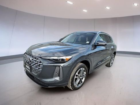 Used 2025 Audi Q5 Premium w/ Convenience Package image 3