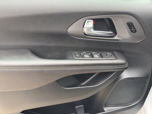 Used 2026 Chrysler Pacifica Select image 14