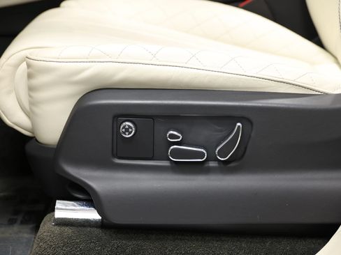Used 2019 Bentley Bentayga AWD/4WD image 15