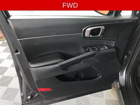 Used 2023 Kia Sorento LX FWD image 10