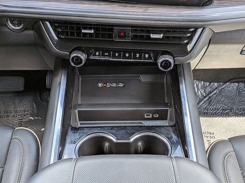 Certified 2025 Chevrolet Tahoe Premier RWD image 33