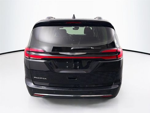 Used 2021 Chrysler Pacifica Touring-L FWD image 6