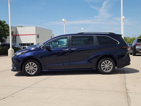 Used 2023 Toyota Sienna XLE w/ XLE Plus Package AWD/4WD image 4
