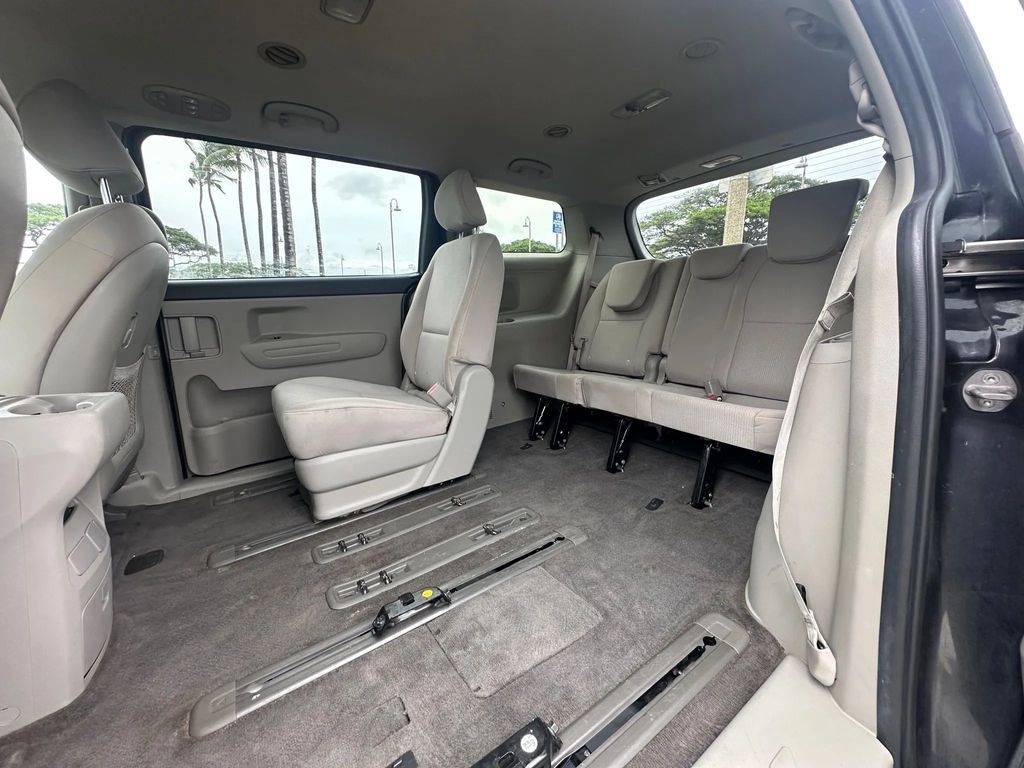 Used 2021 Kia Sedona LX FWD image 11