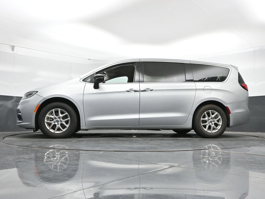 Used 2024 Chrysler Pacifica Touring-L FWD image 46