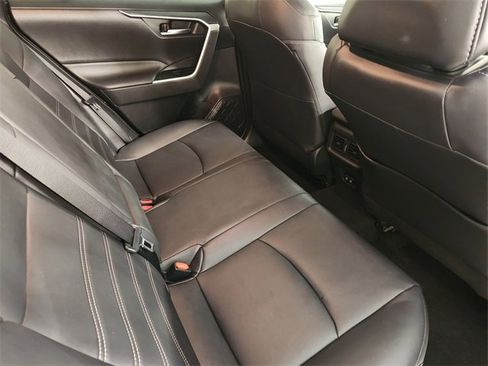 Used 2020 Toyota RAV4 XLE Premium image 31