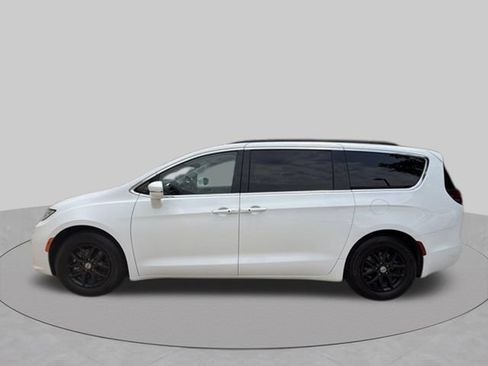 Used 2022 Chrysler Pacifica Touring-L FWD image 2