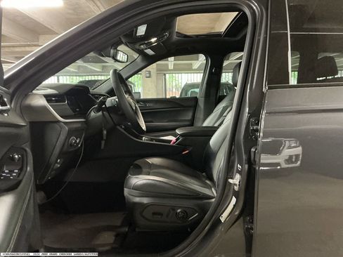 Used 2024 Jeep Grand Cherokee Altitude RWD image 9