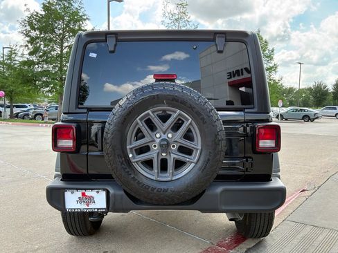 Used 2025 Jeep Wrangler Sport S image 7