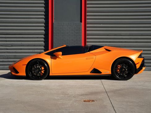 Used 2022 Lamborghini Huracan EVO image 2