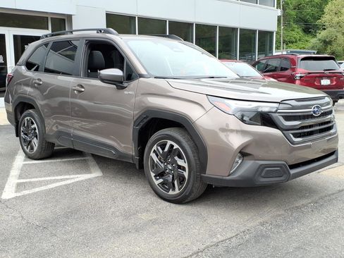 Used 2025 Subaru Forester Premium AWD/4WD image 2