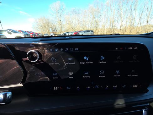 Used 2025 Chevrolet Traverse LT image 21