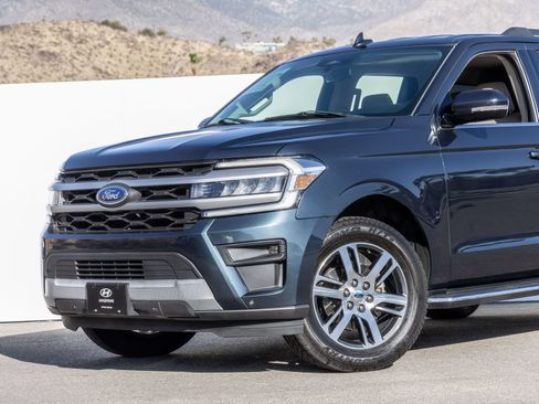 Used 2022 Ford Expedition XLT RWD image 2
