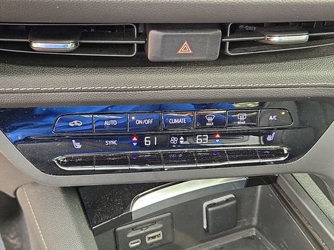 Used 2021 Buick Envision Essence w/ Technology Package I AWD/4WD image 16
