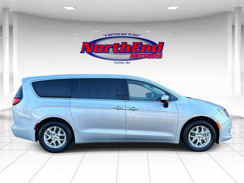 Used 2023 Chrysler Voyager LX image 2
