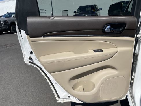 Used 2019 Jeep Grand Cherokee Overland AWD/4WD image 28