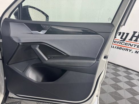 Used 2025 Volkswagen Tiguan SE R-Line FWD image 31