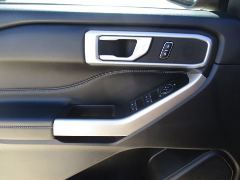 Used 2023 Ford Explorer XLT image 33