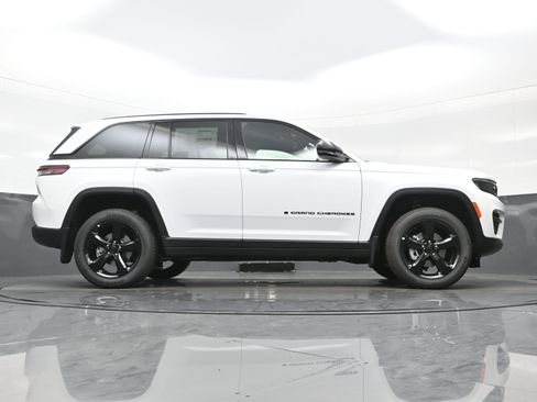 New 2025 Jeep Grand Cherokee Altitude AWD/4WD image 16