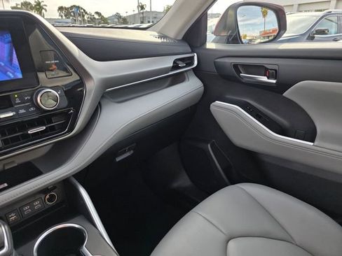Used 2023 Toyota Highlander XLE image 35