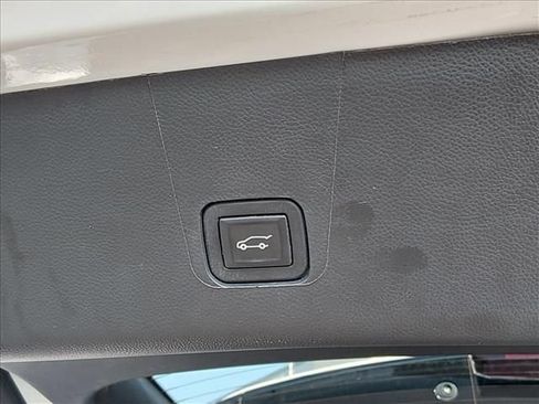 Used 2023 Chevrolet Traverse LT FWD image 17