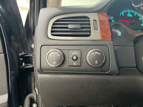 Used 2014 Chevrolet Suburban LT image 17