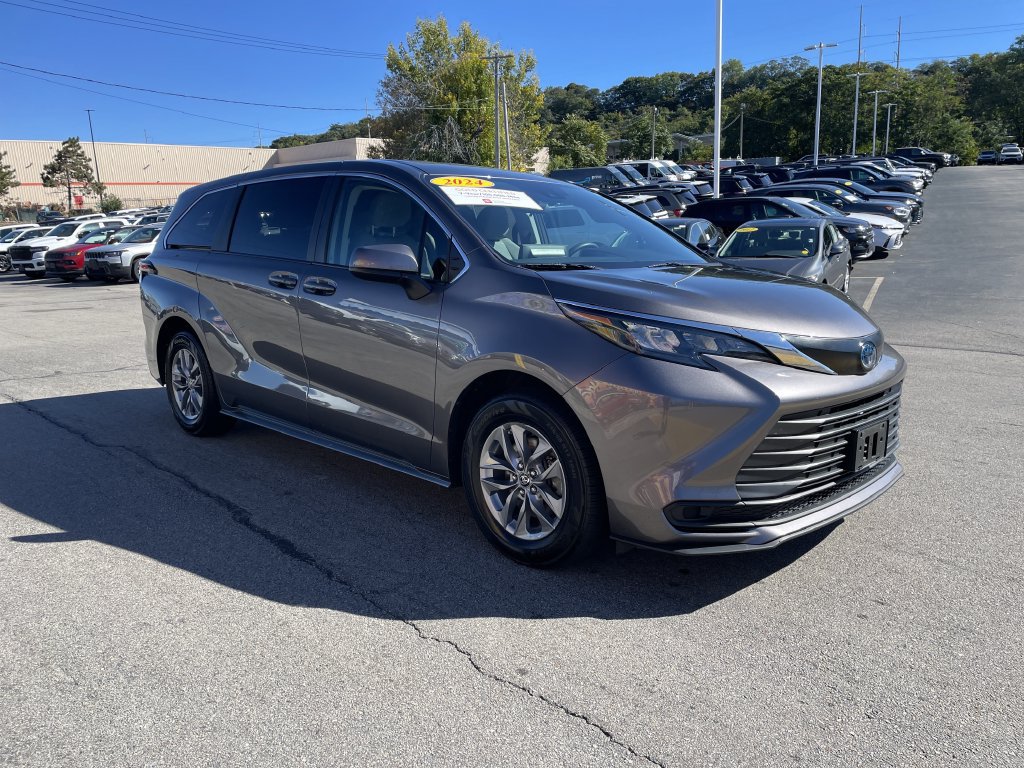 Certified 2024 Toyota Sienna LE AWD/4WD image 6