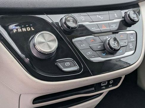 Certified 2018 Chrysler Pacifica Touring-L image 20