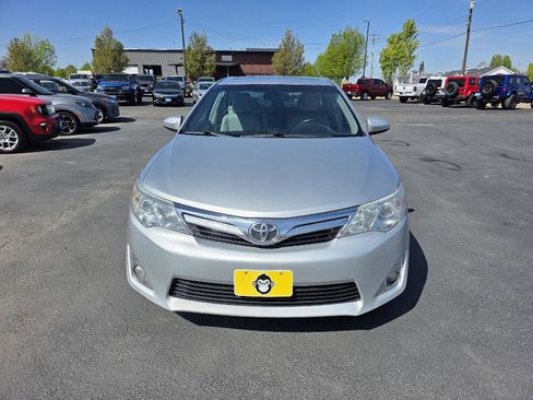 Used 2012 Toyota Camry XLE w/ Leather Pkg image 2