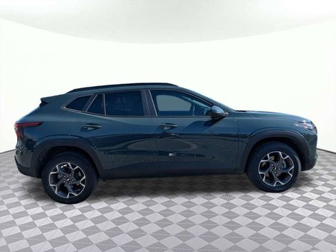 Used 2025 Chevrolet Trax LT FWD image 2