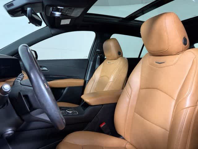 Used 2024 Cadillac XT4 Premium Luxury w/ Technology Package FWD image 5