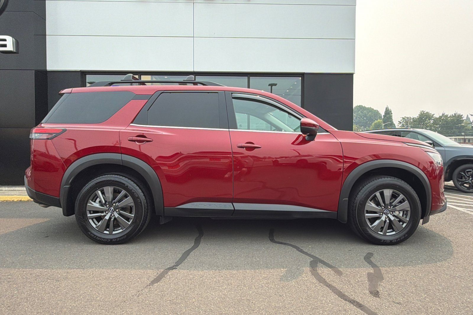 Used 2024 Nissan Pathfinder SV AWD/4WD image 3