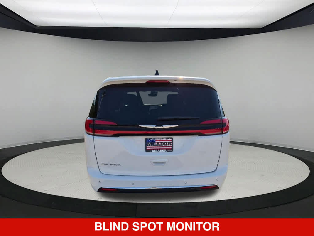 Used 2025 Chrysler Pacifica Select FWD image 6