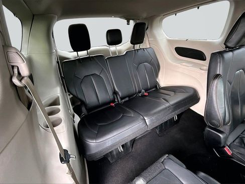 Used 2017 Chrysler Pacifica Touring-L image 28