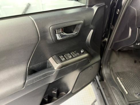 Used 2018 Toyota Tacoma TRD Sport image 36