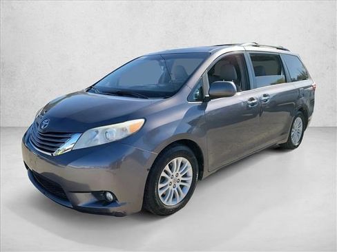 Used 2015 Toyota Sienna XLE image 1
