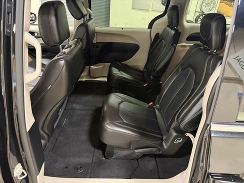 Used 2023 Chrysler Pacifica Touring-L FWD image 28