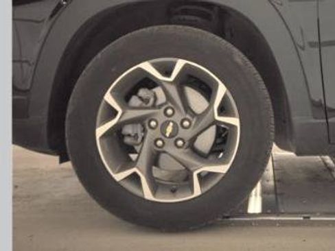 Used 2025 Chevrolet Trax LT w/ LT Convenience Package FWD image 24