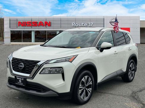 Used 2023 Nissan Rogue SV image 2