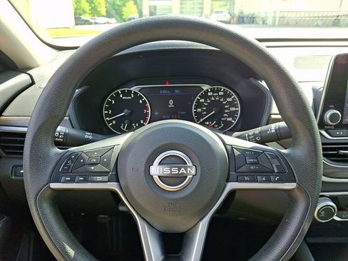 Used 2024 Nissan Altima 2.5 SV FWD image 10