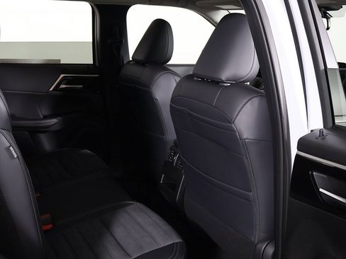 New 2025 Mitsubishi Outlander SE image 33