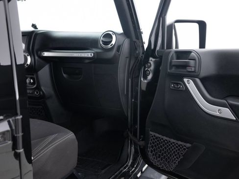 Used 2017 Jeep Wrangler Unlimited Sahara w/ Connectivity Group AWD/4WD image 28
