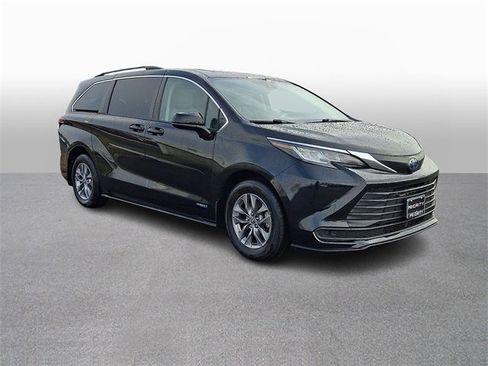 Used 2021 Toyota Sienna LE w/ LE Plus Package image 3