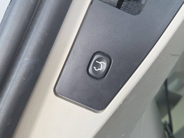 Used 2016 Chrysler Town & Country Touring FWD image 12