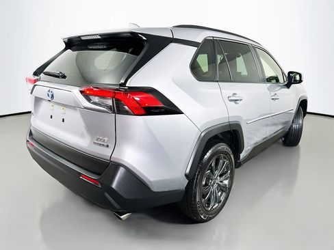 Used 2022 Toyota RAV4 XLE Premium image 7