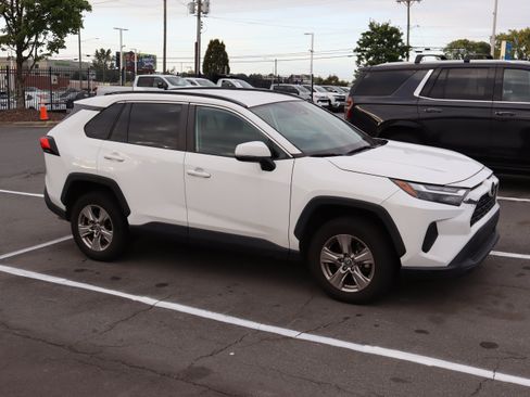 Used 2022 Toyota RAV4 XLE FWD image 13
