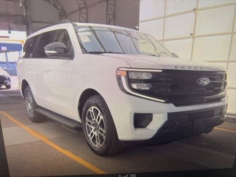 Used 2025 Ford Expedition Active image 4