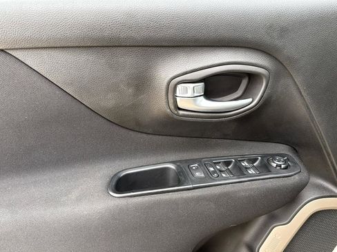 Used 2017 Jeep Renegade Latitude image 12