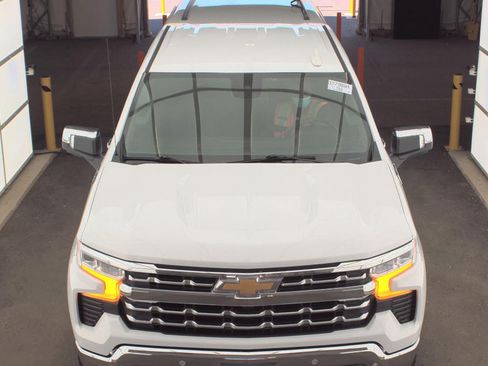 Used 2024 Chevrolet Silverado 1500 LTZ AWD/4WD image 3