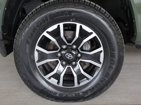 Used 2021 Toyota Tacoma TRD Sport w/ Technology Package AWD/4WD image 27
